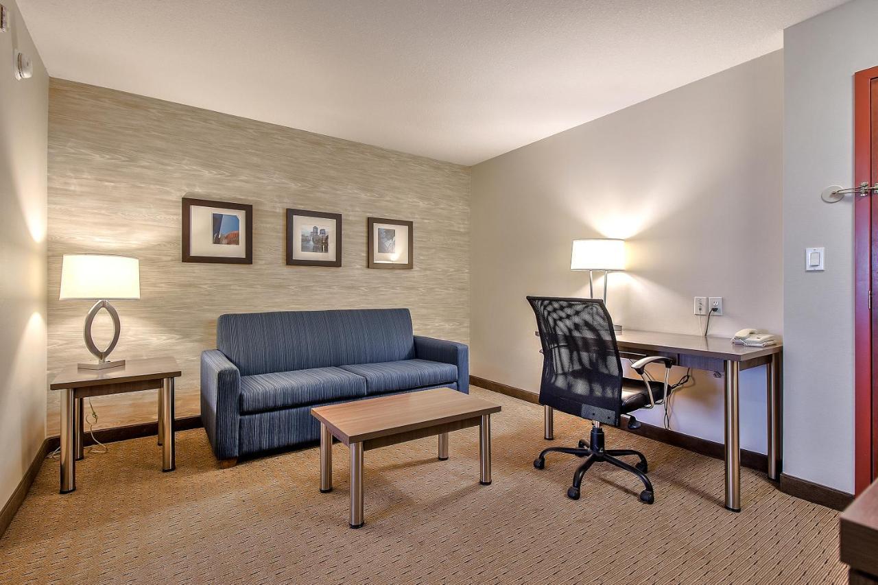 Comfort Inn & Suites South YYC Exteriér fotografie