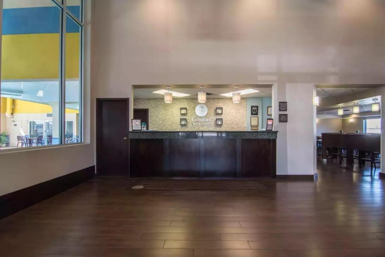 Comfort Inn & Suites South YYC Exteriér fotografie