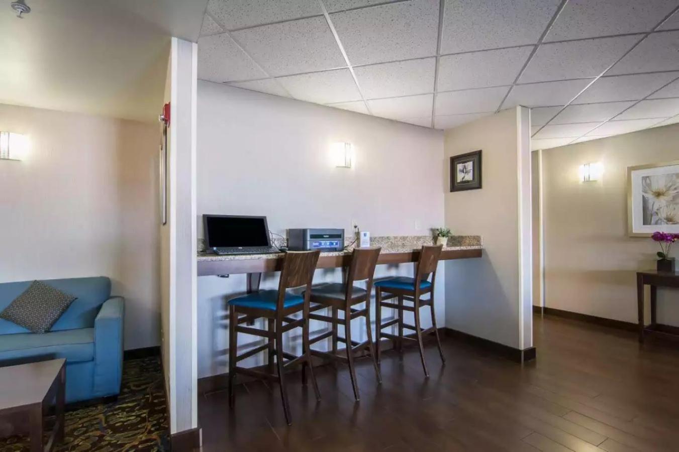 Comfort Inn & Suites South YYC Exteriér fotografie