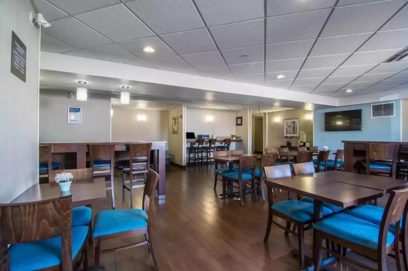 Comfort Inn & Suites South YYC Exteriér fotografie