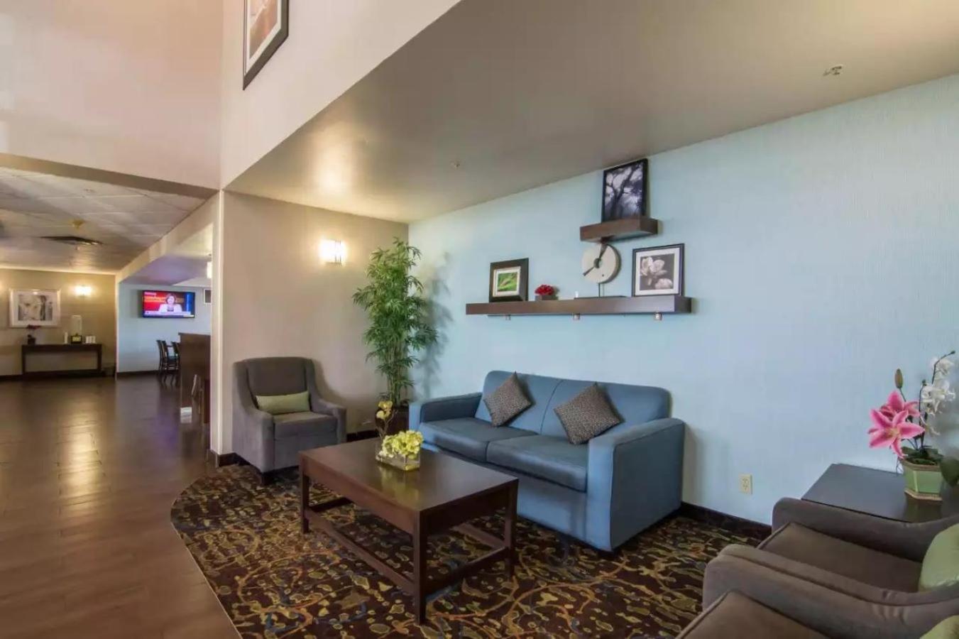 Comfort Inn & Suites South YYC Exteriér fotografie